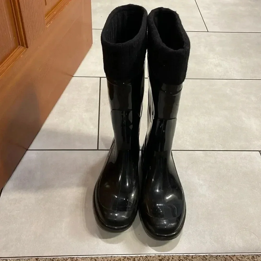 𝅺maxmara woman’s black shiny rain boots